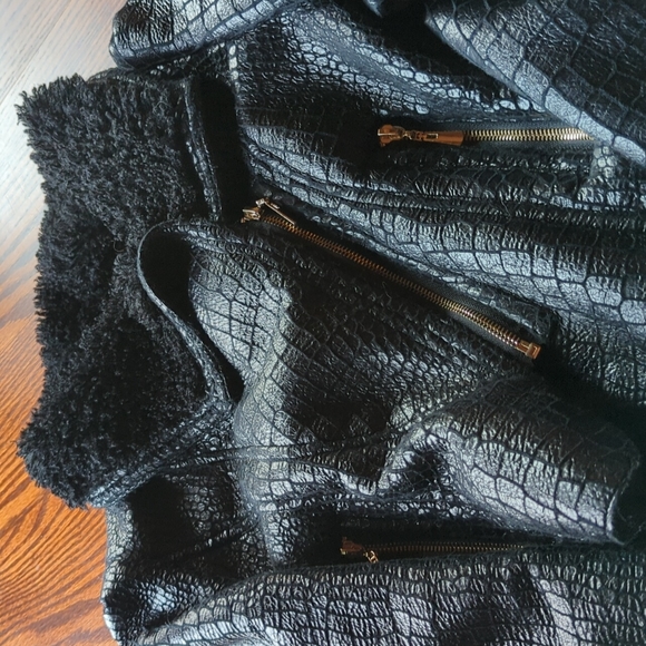 Black motorcycle-inspired women's jacket. Super soft lining all manmade material - Picture 3 of 4